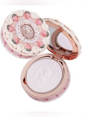 New Flower Knows Strawberry Cupid Pressed Powder